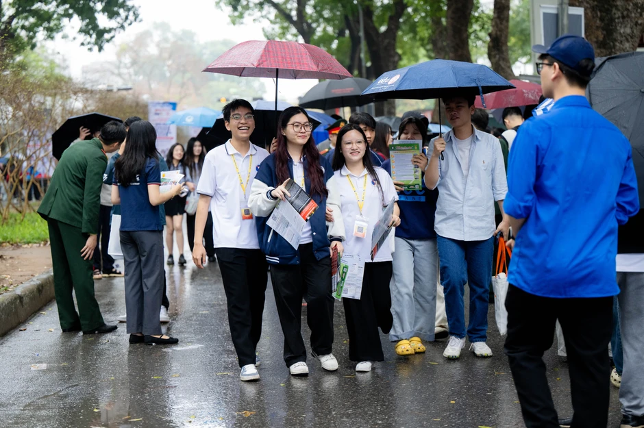"Siêu Chủ nhật" tư vấn tuyển sinh 2026 tại Đại học Bách khoa Hà Nội: Hơn 320 gian trại, học sinh đội mưa đến tìm hiểu ngành học "Siêu Chủ nhật" tư vấn tuyển sinh 2026 tại Đại học Bách khoa Hà Nội: Hơn 320 gian trại, học sinh đội mưa đến tìm hiểu ngành học