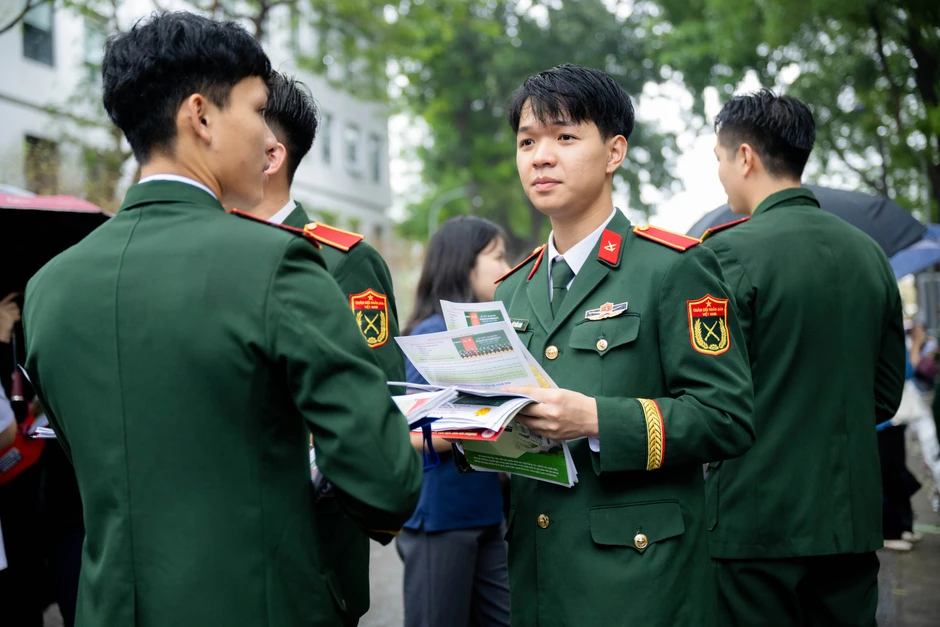 "Siêu Chủ nhật" tư vấn tuyển sinh 2026 tại Đại học Bách khoa Hà Nội: Hơn 320 gian trại, học sinh đội mưa đến tìm hiểu ngành học "Siêu Chủ nhật" tư vấn tuyển sinh 2026 tại Đại học Bách khoa Hà Nội: Hơn 320 gian trại, học sinh đội mưa đến tìm hiểu ngành học