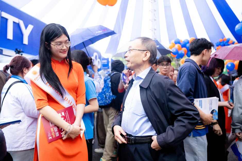 "Siêu Chủ nhật" tư vấn tuyển sinh 2026 tại Đại học Bách khoa Hà Nội: Hơn 320 gian trại, học sinh đội mưa đến tìm hiểu ngành học "Siêu Chủ nhật" tư vấn tuyển sinh 2026 tại Đại học Bách khoa Hà Nội: Hơn 320 gian trại, học sinh đội mưa đến tìm hiểu ngành học