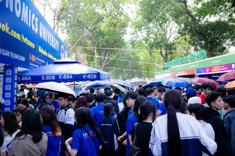 "Siêu Chủ nhật" tư vấn tuyển sinh 2026 tại Đại học Bách khoa Hà Nội: Hơn 320 gian trại, học sinh đội mưa đến tìm hiểu ngành học "Siêu Chủ nhật" tư vấn tuyển sinh 2026 tại Đại học Bách khoa Hà Nội: Hơn 320 gian trại, học sinh đội mưa đến tìm hiểu ngành học