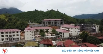 "Vượt nắng, thắng mưa" trên công trường trường nội trú liên cấp