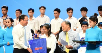 “Tiếp sức đến trường” học bổng khởi hành từ những người làm báo