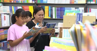 [Video] Bảo đảm đủ sách giáo khoa trước ngày khai giảng năm học mới
