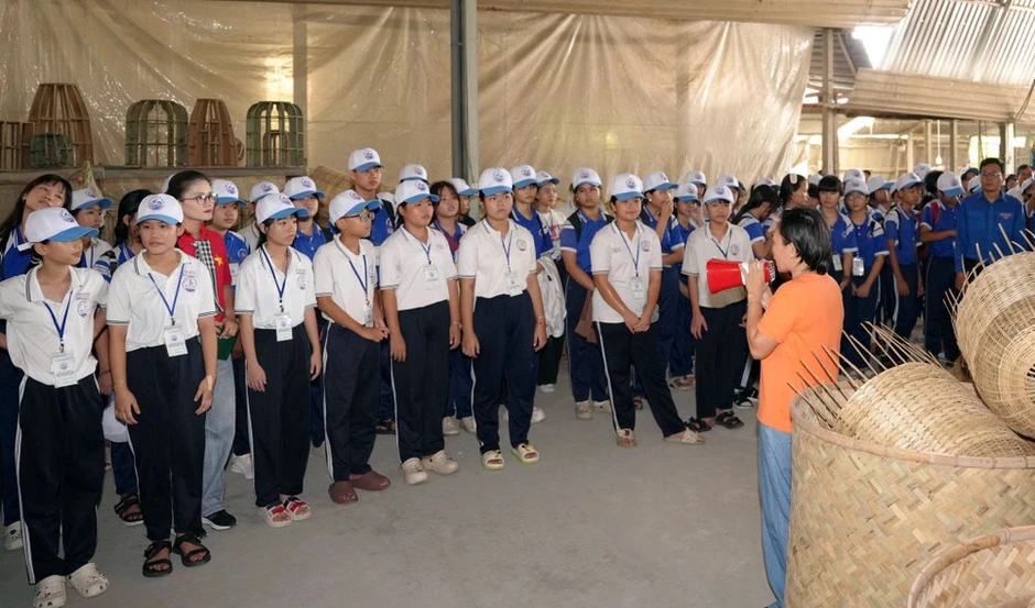 100 học sinh Thành phố Hồ Chí Minh khám phá nghề nông truyền thống, công nghệ cao 100 học sinh Thành phố Hồ Chí Minh khám phá nghề nông truyền thống, công nghệ cao