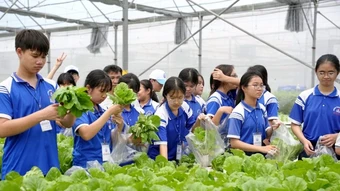 100 học sinh Thành phố Hồ Chí Minh khám phá nghề nông truyền thống, công nghệ cao