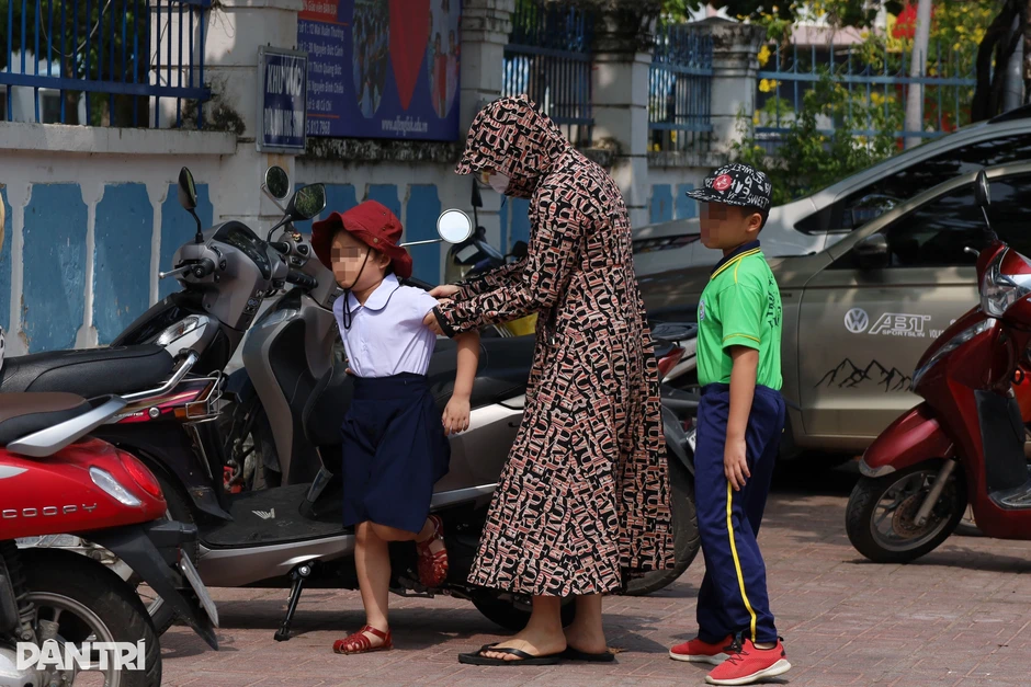 12 ngày sau khai giảng, phụ huynh vẫn quay cuồng tìm SGK, lo ăn bán trú