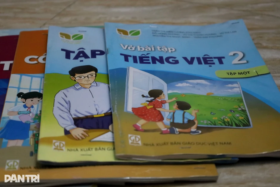 12 ngày sau khai giảng, phụ huynh vẫn quay cuồng tìm SGK, lo ăn bán trú