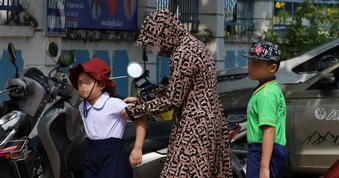 12 ngày sau khai giảng, phụ huynh vẫn quay cuồng tìm SGK, lo ăn bán trú