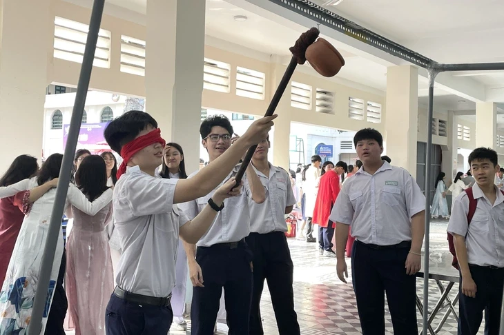 1.450 học sinh 'trẩy hội non sông', biến giờ văn thành lễ hội văn hóa rực rỡ 1.450 học sinh 'trẩy hội non sông', biến giờ văn thành lễ hội văn hóa rực rỡ
