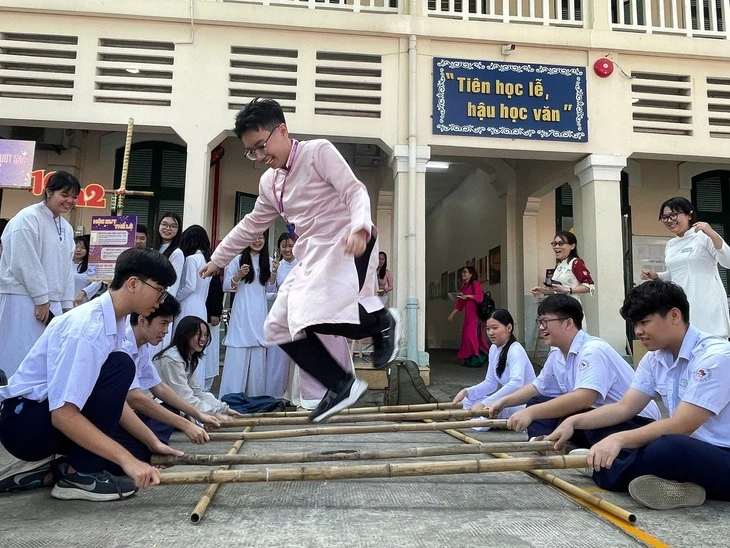 1.450 học sinh 'trẩy hội non sông', biến giờ văn thành lễ hội văn hóa rực rỡ 1.450 học sinh 'trẩy hội non sông', biến giờ văn thành lễ hội văn hóa rực rỡ