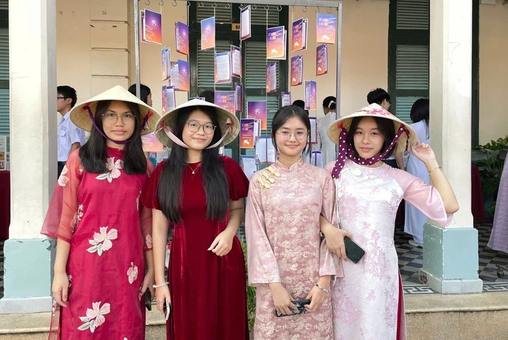 1.450 học sinh 'trẩy hội non sông', biến giờ văn thành lễ hội văn hóa rực rỡ 1.450 học sinh 'trẩy hội non sông', biến giờ văn thành lễ hội văn hóa rực rỡ