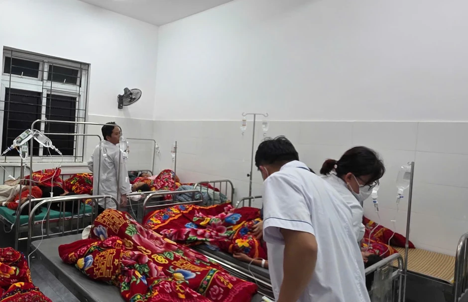 206 học sinh có biểu hiện ngộ độc, nghi do ăn một loại quả lạ 206 học sinh có biểu hiện ngộ độc, nghi do ăn một loại quả lạ