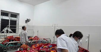 206 học sinh có biểu hiện ngộ độc, nghi do ăn một loại quả lạ