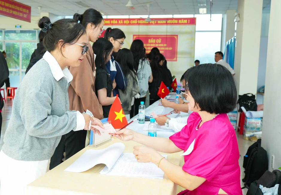 22.000 sinh viên ở ký túc xá lớn nhất nước đi bầu cử 22.000 sinh viên ở ký túc xá lớn nhất nước đi bầu cử