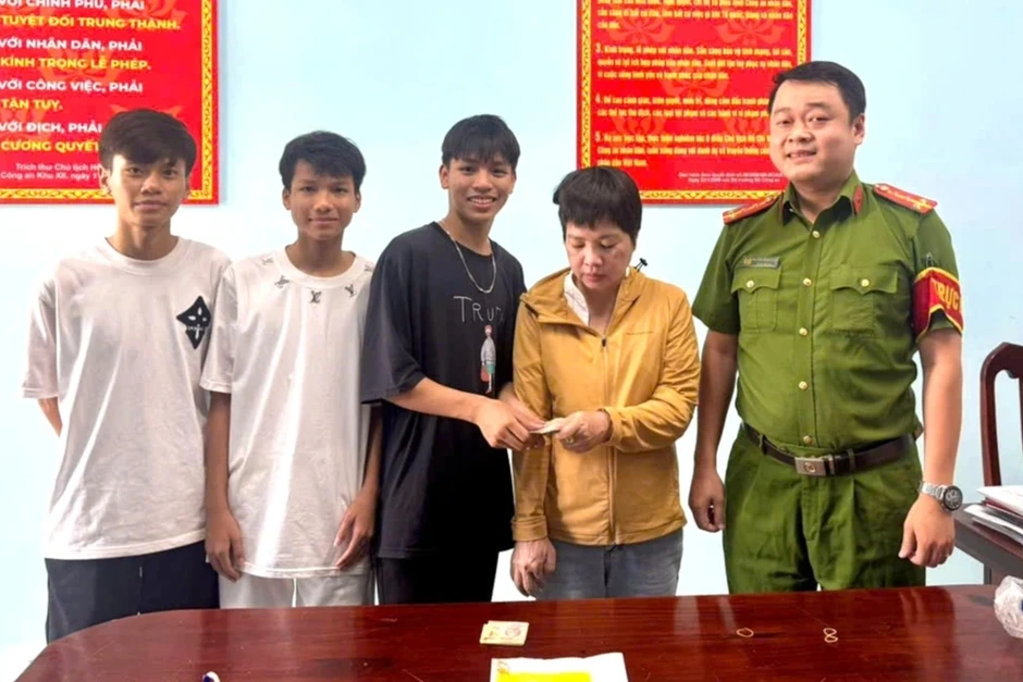 3 học sinh trả lại chiếc túi chứa nhiều tiền, vàng nhặt được ở bờ biển 3 học sinh trả lại chiếc túi chứa nhiều tiền, vàng nhặt được ở bờ biển