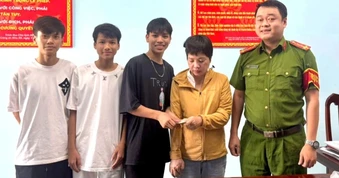 3 học sinh trả lại chiếc túi chứa nhiều tiền, vàng nhặt được ở bờ biển