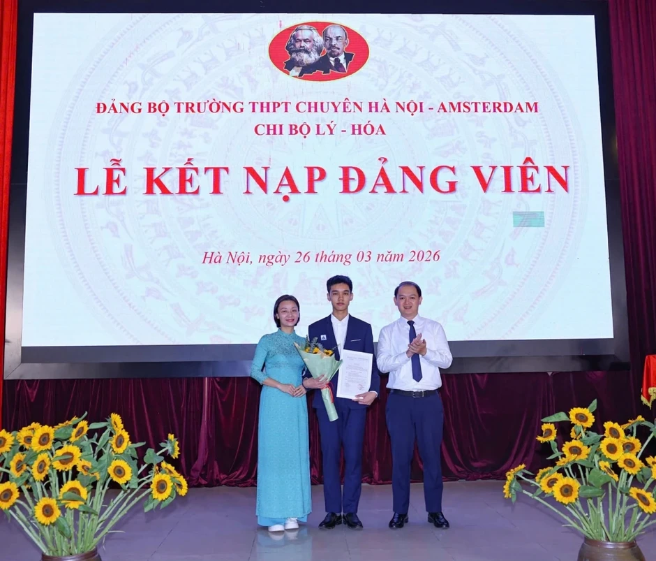 3 học sinh Trường THPT chuyên Hà Nội - Amsterdam được kết nạp Đảng 3 học sinh Trường THPT chuyên Hà Nội - Amsterdam được kết nạp Đảng