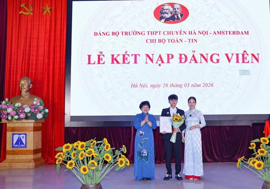 3 học sinh Trường THPT chuyên Hà Nội - Amsterdam được kết nạp Đảng 3 học sinh Trường THPT chuyên Hà Nội - Amsterdam được kết nạp Đảng