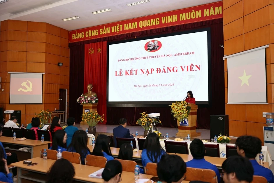 3 học sinh Trường THPT chuyên Hà Nội - Amsterdam được kết nạp Đảng 3 học sinh Trường THPT chuyên Hà Nội - Amsterdam được kết nạp Đảng
