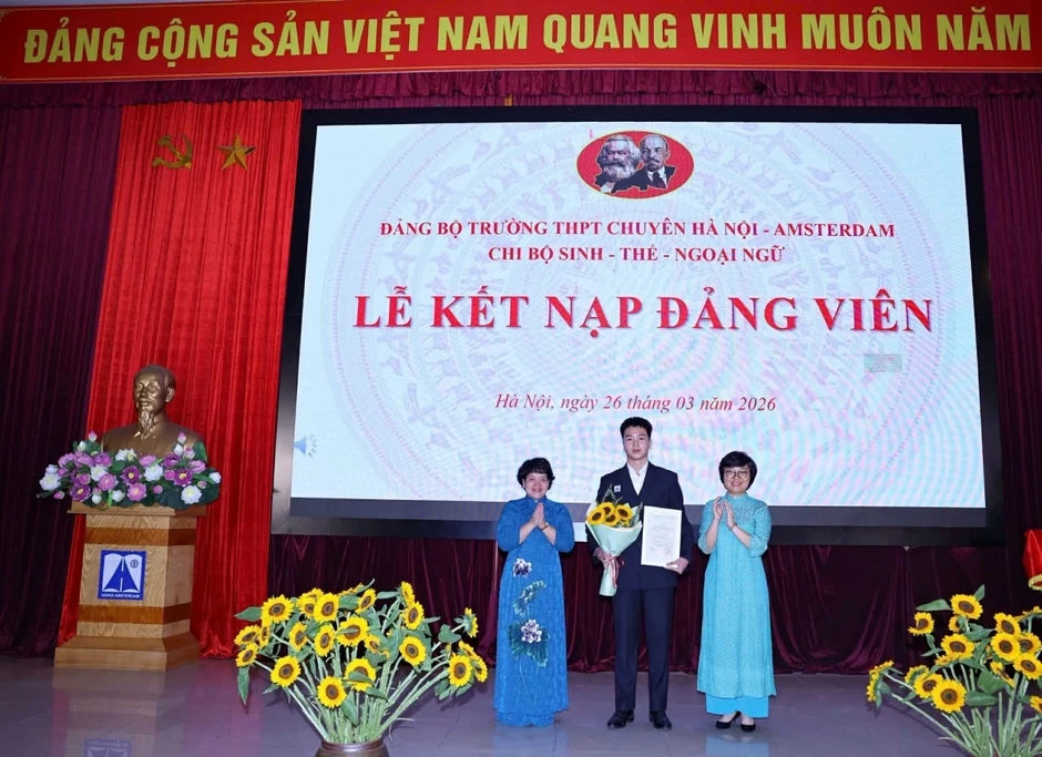 3 học sinh Trường THPT chuyên Hà Nội - Amsterdam được kết nạp Đảng 3 học sinh Trường THPT chuyên Hà Nội - Amsterdam được kết nạp Đảng