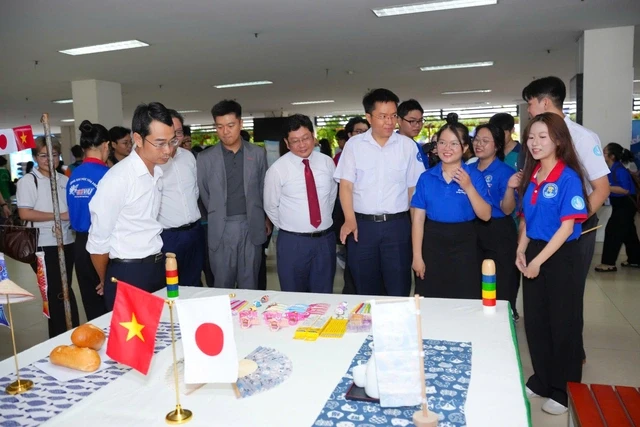 3.000 sinh viên "cháy" hết mình ở Trường ĐH Sư phạm TPHCM 3.000 sinh viên "cháy" hết mình ở Trường ĐH Sư phạm TPHCM