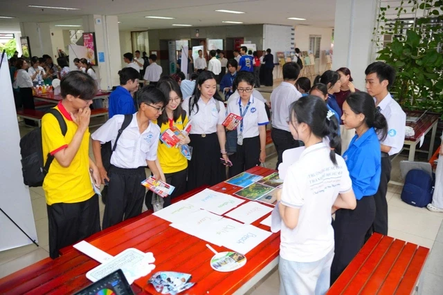 3.000 sinh viên "cháy" hết mình ở Trường ĐH Sư phạm TPHCM 3.000 sinh viên "cháy" hết mình ở Trường ĐH Sư phạm TPHCM