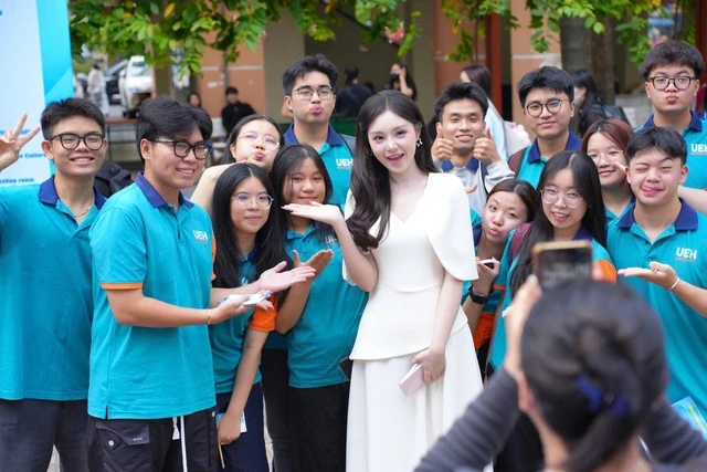 3.000 sinh viên "cháy" hết mình ở Trường ĐH Sư phạm TPHCM 3.000 sinh viên "cháy" hết mình ở Trường ĐH Sư phạm TPHCM