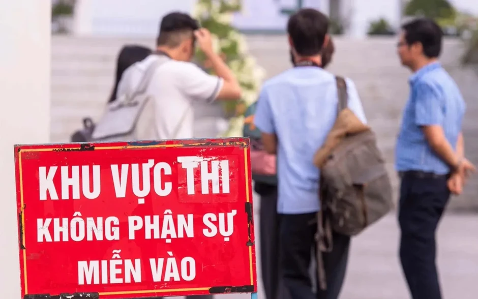 323 thí sinh làm thủ tục thi lại tại điểm thi THPT Chuyên Tuyên Quang 323 thí sinh làm thủ tục thi lại tại điểm thi THPT Chuyên Tuyên Quang