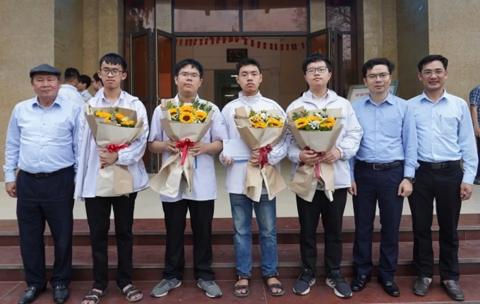37 học sinh vào đội tuyển thi Olympic khu vực và quốc tế 37 học sinh vào đội tuyển thi Olympic khu vực và quốc tế