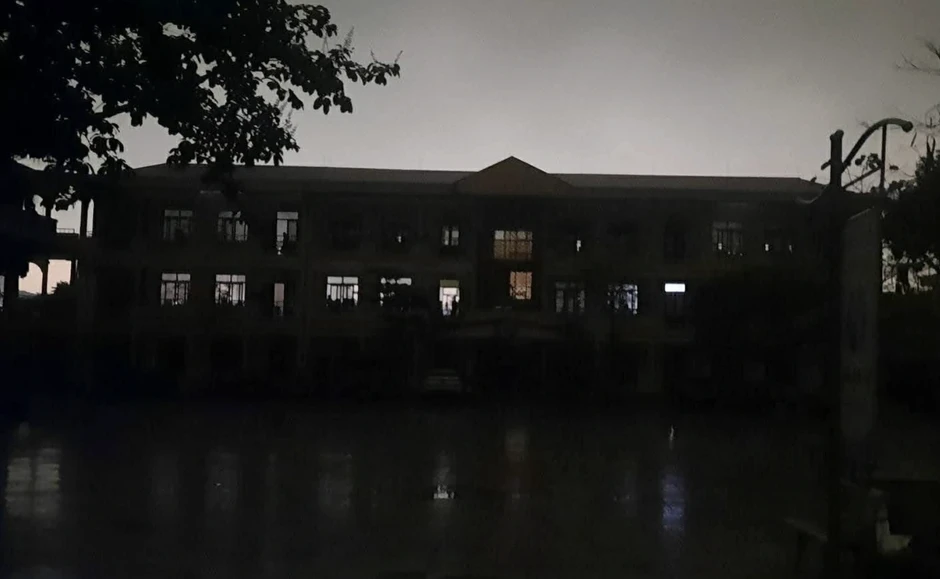 7h sáng trời bỗng tối đen như mực, học trò soi đèn đi học 7h sáng trời bỗng tối đen như mực, học trò soi đèn đi học