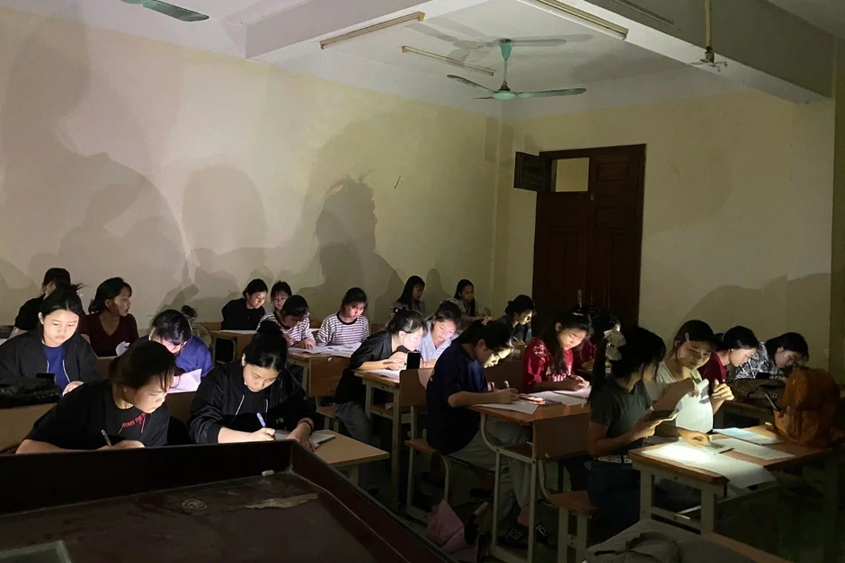 7h sáng trời bỗng tối đen như mực, học trò soi đèn đi học 7h sáng trời bỗng tối đen như mực, học trò soi đèn đi học