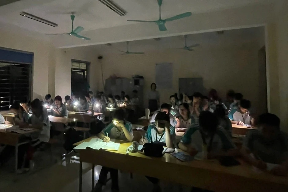 7h sáng trời bỗng tối đen như mực, học trò soi đèn đi học 7h sáng trời bỗng tối đen như mực, học trò soi đèn đi học