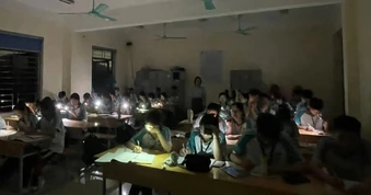 7h sáng trời bỗng tối đen như mực, học trò soi đèn đi học