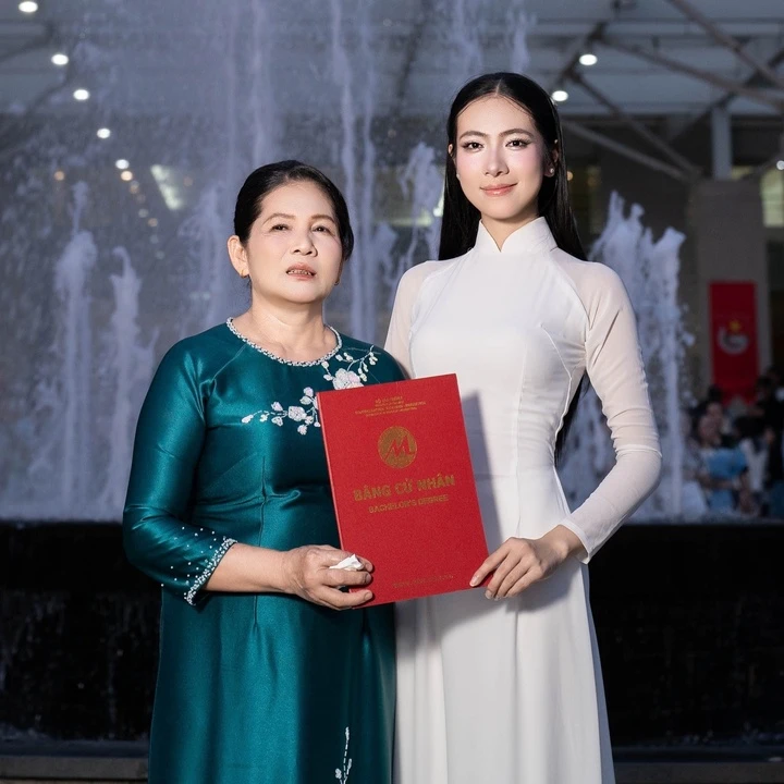 Á khôi 'gây bão' ở lễ tốt nghiệp: Từ nữ sinh miền núi đến thành tích 'con nhà người ta' Á khôi 'gây bão' ở lễ tốt nghiệp: Từ nữ sinh miền núi đến thành tích 'con nhà người ta'