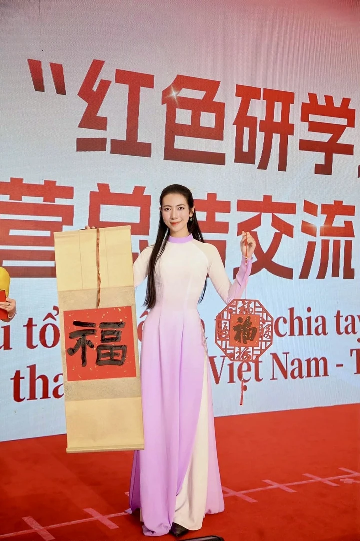 Á khôi 'gây bão' ở lễ tốt nghiệp: Từ nữ sinh miền núi đến thành tích 'con nhà người ta' Á khôi 'gây bão' ở lễ tốt nghiệp: Từ nữ sinh miền núi đến thành tích 'con nhà người ta'