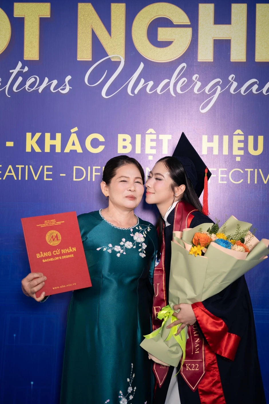 Á khôi lên tiếng về màn hát tiếng Anh trong lễ tốt nghiệp gây bão mạng Á khôi lên tiếng về màn hát tiếng Anh trong lễ tốt nghiệp gây bão mạng