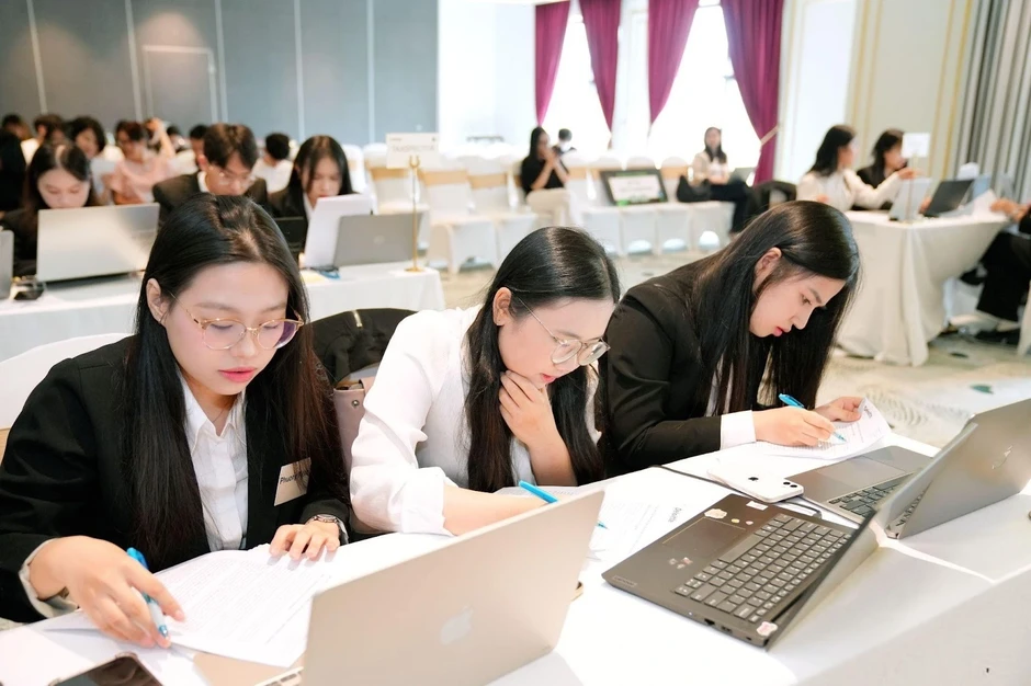 Á quân Deloitte Tax Challenge 2026: Sinh viên UEH.ISB thử sức ở bàn tư vấn Big4 Á quân Deloitte Tax Challenge 2026: Sinh viên UEH.ISB thử sức ở bàn tư vấn Big4