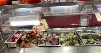 Ăn bán trú ở Mỹ: Học sinh được chọn mua suất ăn tại trường hoặc tự mang cơm