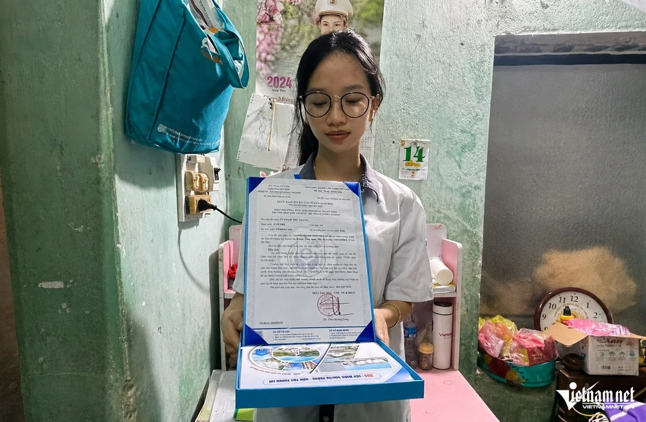 Bà 85 tuổi rơi nước mắt, mong cháu mồ côi cha mẹ không lỡ ước mơ đại học Bà 85 tuổi rơi nước mắt, mong cháu mồ côi cha mẹ không lỡ ước mơ đại học