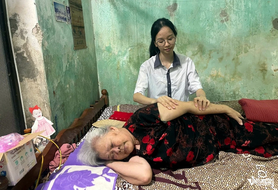 Bà 85 tuổi rơi nước mắt, mong cháu mồ côi cha mẹ không lỡ ước mơ đại học Bà 85 tuổi rơi nước mắt, mong cháu mồ côi cha mẹ không lỡ ước mơ đại học