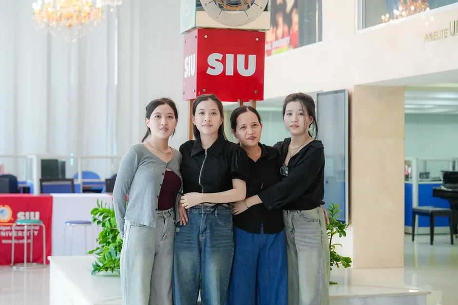 Ba chị em sinh ba cùng chọn một trường đại học, theo đuổi ba ước mơ