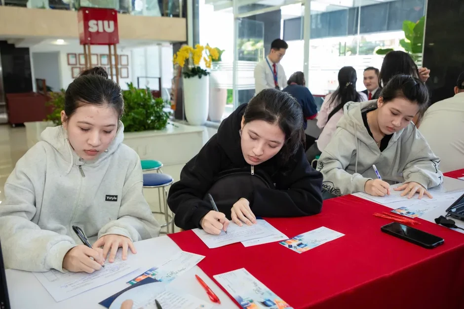 Ba chị em sinh ba cùng chọn một trường đại học, theo đuổi ba ước mơ