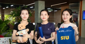 Ba chị em sinh ba cùng chọn một trường đại học, theo đuổi ba ước mơ