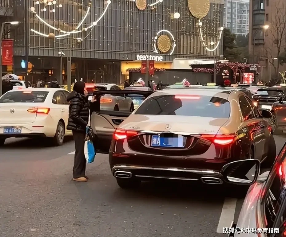 Bà mẹ đi Maybach đón con bị chụp ảnh lén, mắng "nhà giàu quê mùa": Soi giá từ đầu tới chân mà choáng váng! Bà mẹ đi Maybach đón con bị chụp ảnh lén, mắng "nhà giàu quê mùa": Soi giá từ đầu tới chân mà choáng váng!