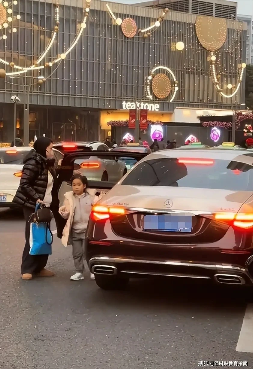 Bà mẹ đi Maybach đón con bị chụp ảnh lén, mắng "nhà giàu quê mùa": Soi giá từ đầu tới chân mà choáng váng! Bà mẹ đi Maybach đón con bị chụp ảnh lén, mắng "nhà giàu quê mùa": Soi giá từ đầu tới chân mà choáng váng!