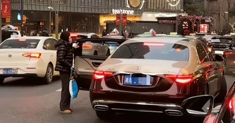 Bà mẹ đi Maybach đón con bị chụp ảnh lén, mắng "nhà giàu quê mùa": Soi giá từ đầu tới chân mà choáng váng!