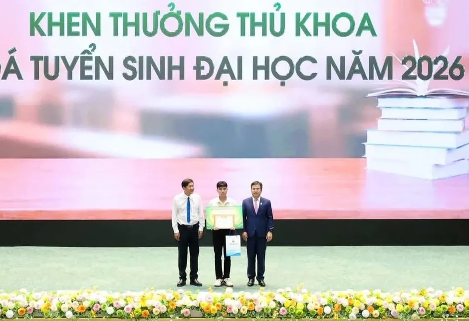 Ba thủ khoa chọn ngành y để chăm sóc người thân và cộng đồng Ba thủ khoa chọn ngành y để chăm sóc người thân và cộng đồng