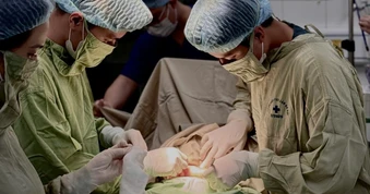 Bác sĩ nội trú khoe sấp bằng cấp gây “bão” mạng, tiết lộ khoản vay nợ 6 năm