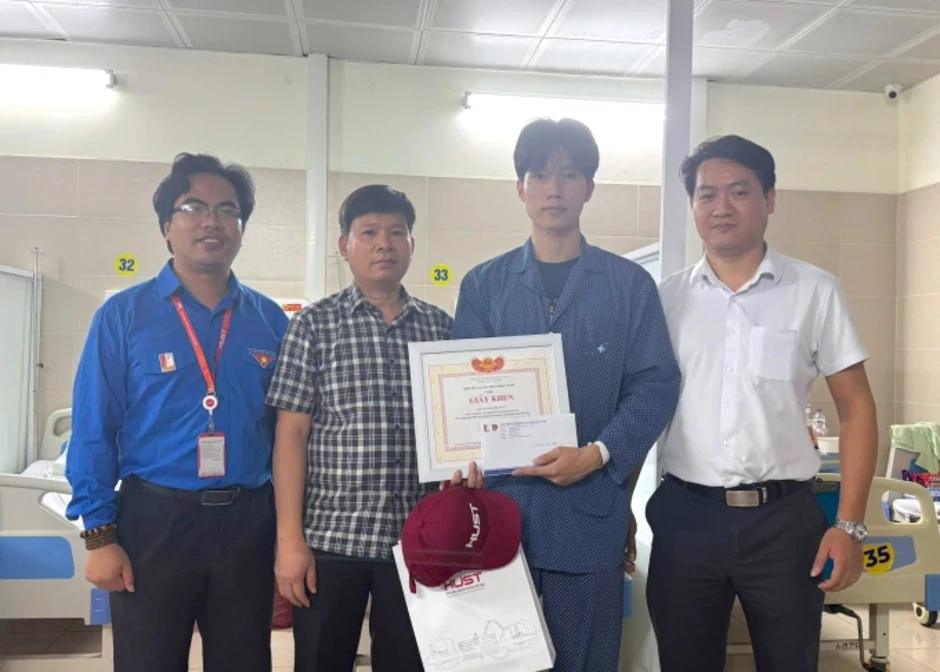 Bách khoa Hà Nội khen thưởng nam sinh lao vào đám cháy cứu người Bách khoa Hà Nội khen thưởng nam sinh lao vào đám cháy cứu người