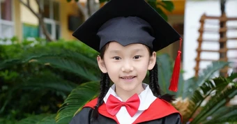 Bài đăng về bức ảnh tốt nghiệp khiến hội cha mẹ Hà Nội bức xúc nhất lúc này: "Khôn lỏi" kiểu này có nên không?